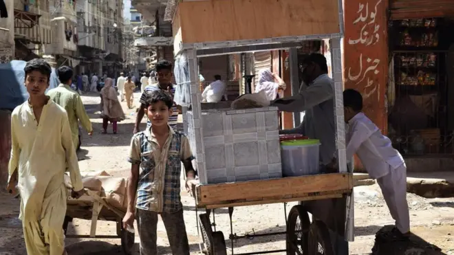 أجبرت التدابير الصارمة التي فرضتها باكستان لتقييد حركة المواطنين الكثير من العمال اليوميين على التوقف عن العمل ولم يعد هؤلاء يجدون ما يسد رمقهم