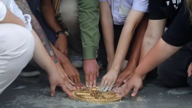 Dalam aksinya, Minggu (20/09), pengunjuk rasa memasang plakat di dekat Istana Kerajaan di Bangkok yang menyatakan bahwa negara itu milik rakyat dan bukan raja.