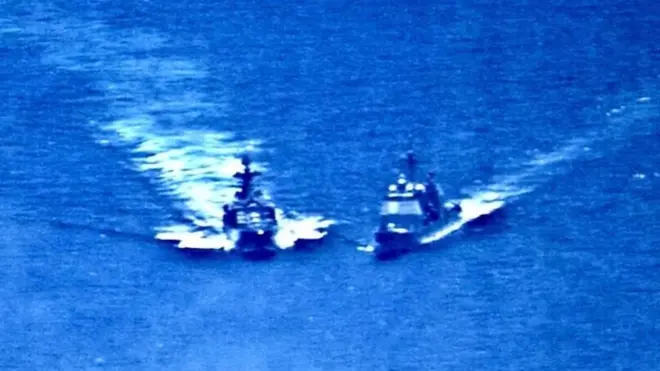 два военных корабля