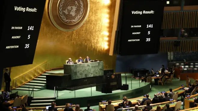 امتنعت العراق والجزائر والسودان عن التصويت على مشروع قرار للجمعية العامة يطالب روسيا بالوقف الفوري لاستخدام القوة في أوكرانيا