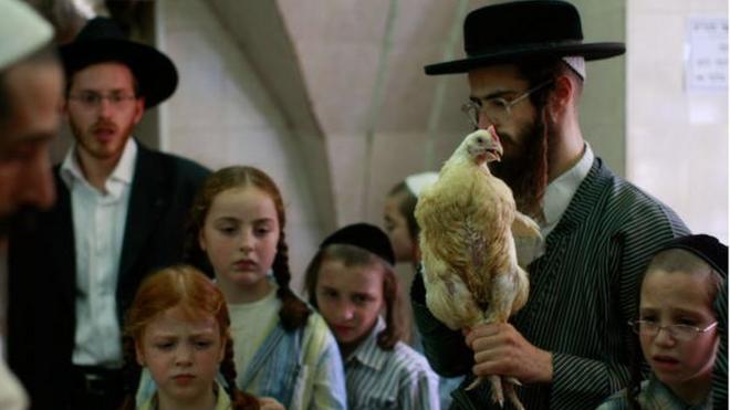 Judeus sacrificam uma ave