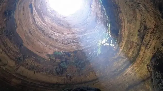 فريق من مستكشفي الكهوف العمانيين يتمكن لأول مرة من النزول إلى قاع بئر برهوت في صحراء اليمن وتعرف بـ"قعر جهنم" أو "سجن الجن".