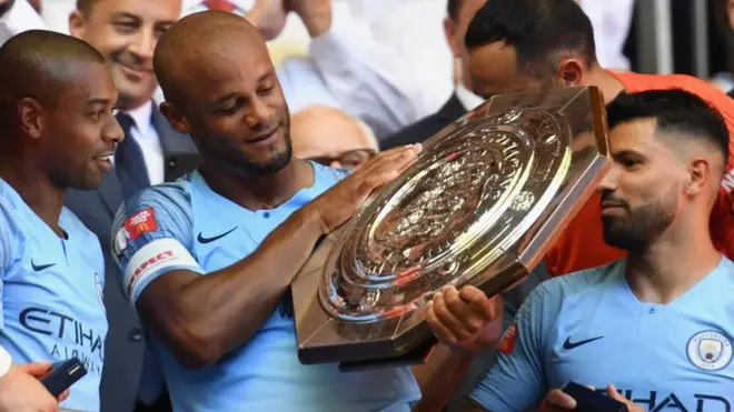 Man City players dey celebrate community shield