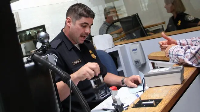 Los agentes migratorios de EE.UU. son los encargados de marcar el periodo de estancia máxima permitida a cada visitante extranjero en EE.UU.