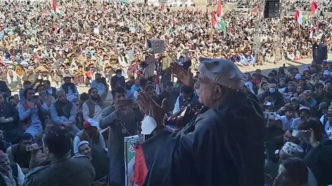 ښاغلی اڅکزی وايي، افغان حکومت او طالبان دواړه لوري باید د افغانستان بېرغ رپاند وساتي