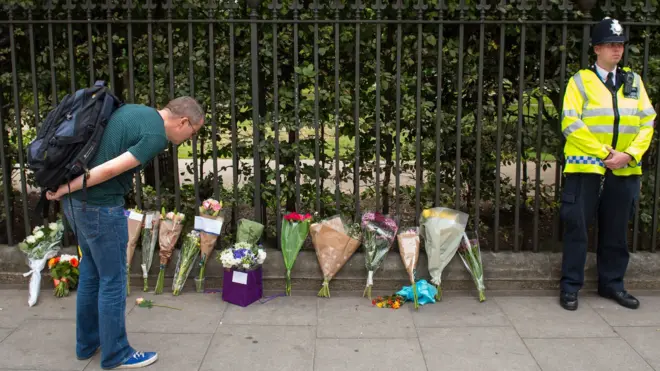 На следующий день к месту нападения принесли цветы