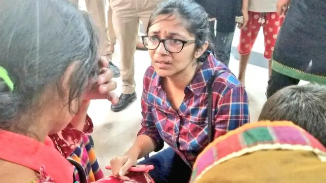 उन्नाव रेप पीड़िता को देखने लखनऊ पहुंचीं स्वाति मालीवाल