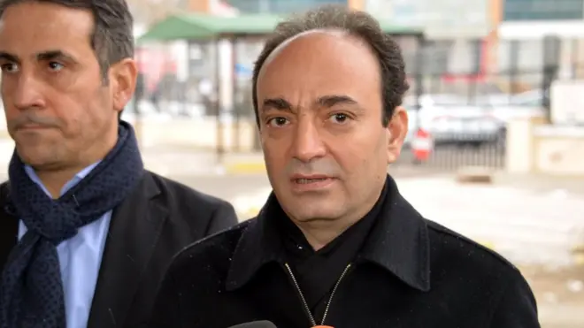 HDP Şanlıurfa Milletvekili Osman Baydemir, gözaltına alınmadan önce KCK davasının duruşması için geldikleri Diyarbakır Adliyesi'nin önünde bir açıklama yaptı.