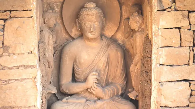 یہاں موجود تمام مجسموں میں مہاتما بدھ کا یہ واحد مجسمہ ہے جو تقریباً اصل حالت میں موجود ہے