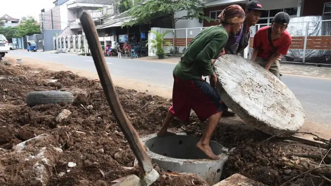 Pekerja menyelesaikan pembuatan sumur resapan di kawasan Tebet, Jakarta, Rabu (24/11/2021). Pemprov DKI Jakarta membuat sumur resapan atau drainase vertikal di berbagai wilayah di Jakarta guna mengantisipasi banjir.