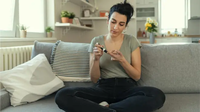 diabetini yoxlayan qadın