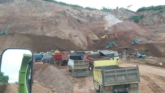 Truk dan alat berat dilaporkan hilir mudik di wilayah pegunungan Poboya untuk mengeruk dan mengangkut tanah yang kemudian diolah menjadi emas.
