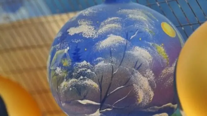 У Київській області в селищі Клавдієво-Тарасове працює невелика фабрика, де ялинкові прикраси виготовляють за класичною технологією.