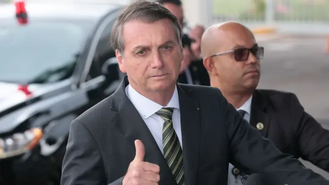 Bolsonaro acusou DiCaprio e a ONG WWF de financiarem queimadas criminosas no Brasil; eles negam.