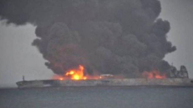 油船正在燃烧，产生大量黑色浓烟。