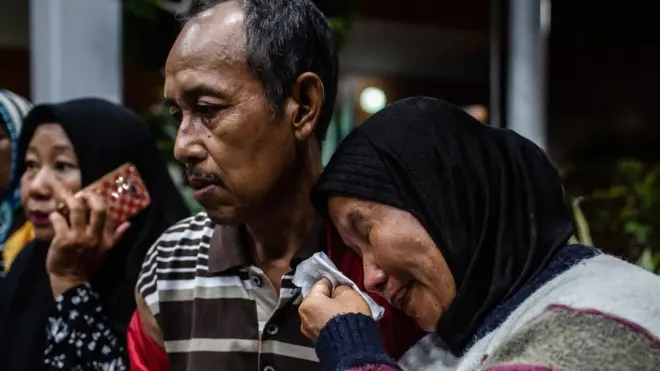 Sanak saudara korban jatuhnya Lion Air JT610 menunggu kabar lebih lanjut.