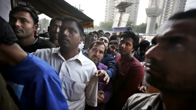 У отделений банков в Дели выстроились огромные очереди