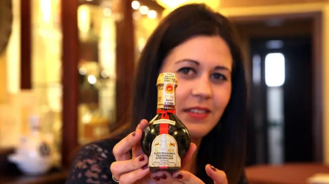 يُضفي الخل نكهةً على الوجبات السريعة، ولكن بعض الدراسات العلمية - وهي محدودة العدد باعتراف الجميع - تشير إلى أنه قد يكون له كذلك فوائد صحيةٌ