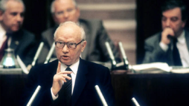 Chủ tịch Ủy ban An ninh Nhà nước KGB Vladimir Kryuchkov (1924 - 2007) trong phiên họp của Liên Xô khóa XII tại Moscow, Liên Xô, tháng 7 năm 1989