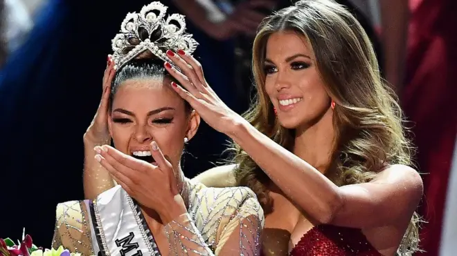 گذشتہ سال کی ملکۂ کائنات آئرس میٹنیرے نے رواں سال کی فاتح جنوبی افریقہ کی نیمی لیہ ڈیل پیٹرس کو تاج پہنایا