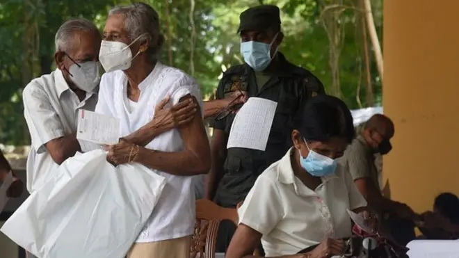 කොව්ඩ් 19:"අවදානම අවම කරගන්න තියෙන එකම විකල්පය තමා කැමති වුණත්, නැති වුණත් එන්නත ගන්න එක"