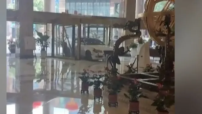 रिसाएका पाहुनाले जब होटलभित्र कार जोतिदिए...