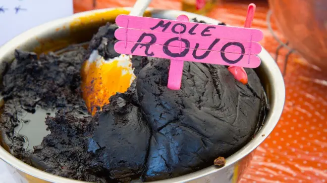 Aunque el color de este mole confundiría a muchos, si hablan inglés, francés, alemán y hasta danés podrán al menos reconocer el sonido R.