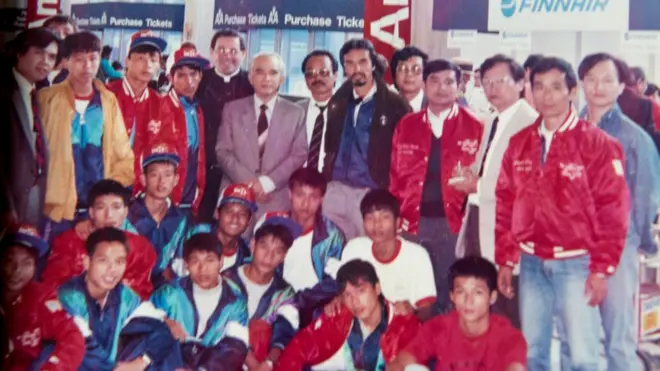 Đại sứ Việt Nam tại LHQ, Thứ trưởng Trần Quang Cơ đón đoàn bóng đá thanh thiếu niên phổ thông trung học từ HN tại phi trường Kennedy