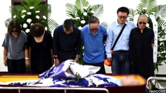 Bà Lưu Hà (ngoài cùng, bên phải), góa phụ của ông Lưu Hiểu Ba, và tang quyến tại tang lễ ở Thẩm Dương.