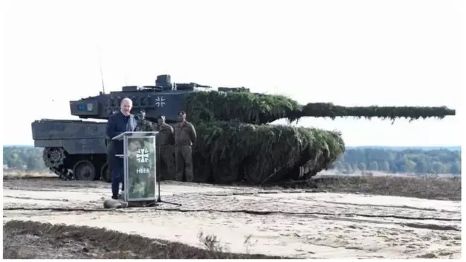 Канцлер Німеччини Олаф Шольц - на фоні "Леопарда" (фото зроблено в 2022 році)