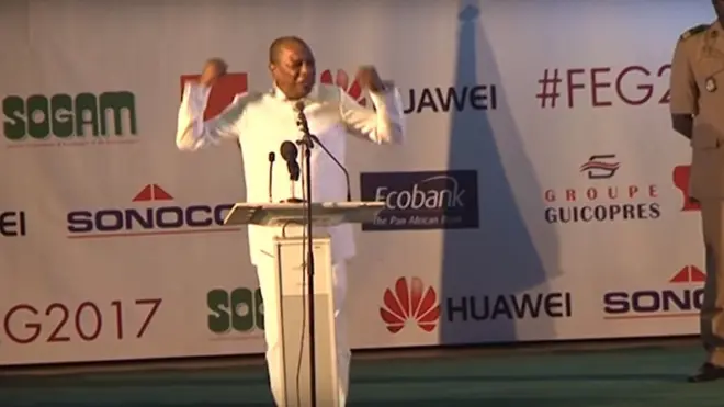 Dans une vidéo postée sur les réseaux sociaux, dès son entrée dans la salle, les étudiants ont réclamé leurs tablettes en scandant ''nos tablettes''.