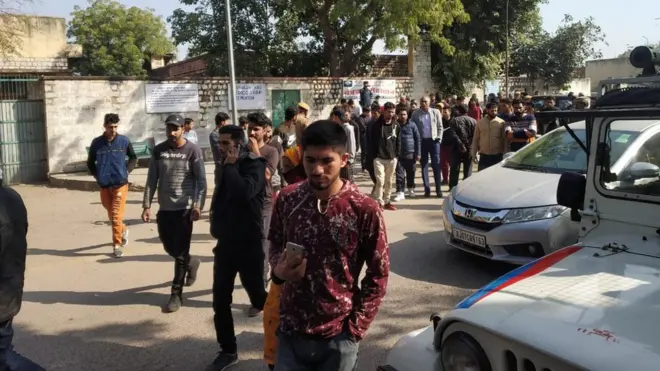 अस्पताल के बाहर जमा कश्मीरी लोग