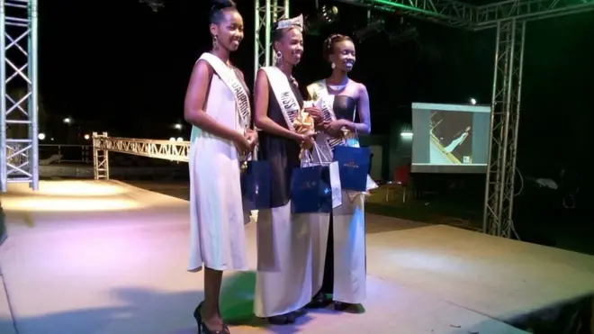 Ange Bernice Ingabire (kati kaati) alituzwa Miss Burundi wa mwaka 2016-2017