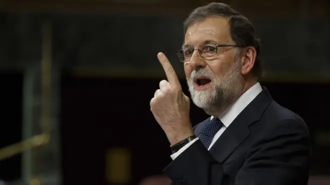 Mariano Rajoy berbicara di parlemen di Madrid, Rabu (11/10) dan meminta klarifikasi dari pemimpin Katalunya.