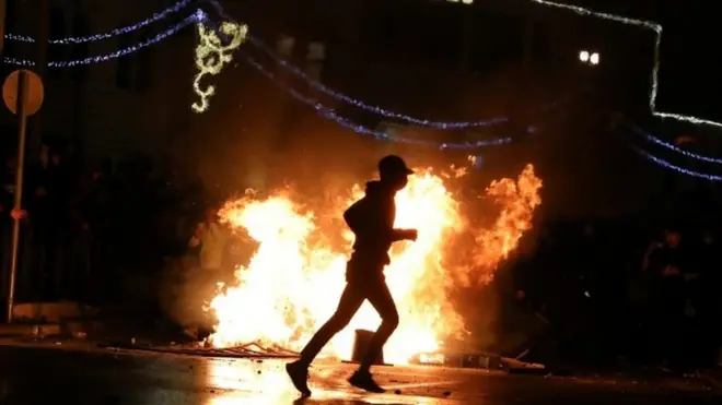 اندلعت مواجهات بين فلسطينيين والشرطة الإسرائيلية عند مدخل البلدة القديمة