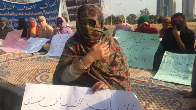 مظاہرے میں شریک خواتین اور بچوں نے پلے کارڈز بھی اُٹھائے تھے جن پر نعرے درج تھے کہ 'اُنھیں روٹی، کپڑا نہیں بلکہ صرف کچا مکان چاہیے'