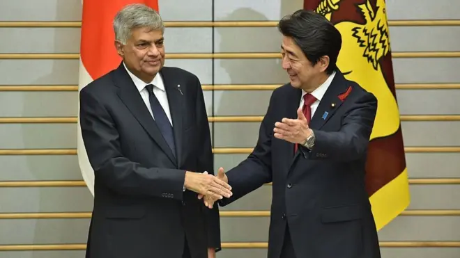 රනිල් වික්‍රමසිංහ 2015 ඔක්තෝම්බර් 6 වන දින ටෝකියෝ හි පිහිටි අබේගේ නිල නිවසේදී