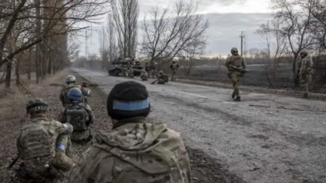 Pasukan Ukraina mempertahankan posisi di dekat Kyiv pada tanggal 28 Maret 2022. Moskow mengatakan terdapat 16.000 petempur Timur Tengah yang bergabung dengan pasukannya di Ukraina.