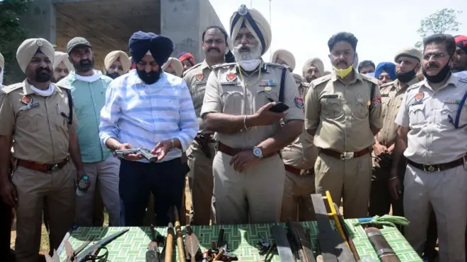 الشرطة تعرض أسلحة صادرتها من المهاجمين في بنجاب