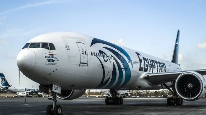 Un avion de la compagnie EgyptAir dont les passagers seront de nouveaux autorisés à voyager vers Londres avec leurs ordinateurs en cabine
