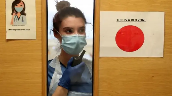 护士通过对讲机工作