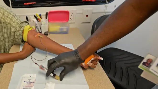 Las autoridades insisten en que la población se tiene que hacer pruebas regulares para detectar enfermedades de transmisión sexual.