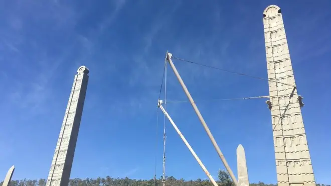 ሓወልቲ ኣክሱም ቑጽሪ ሰለስተ፡ እቲ ብሓጺንን ዝተገተረ ሸራን ተኣሲሩ ዘሎ እንትኾን 24 ሜትሮ ንውሓት ኣለዎ፤ 160 ቶን ድማ ይምዘን