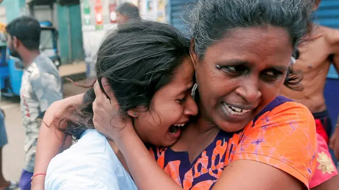 Warga yang tinggal di dekat gereja menyelamatkan diri setelah gereja dibom pada Minggu (23/04).