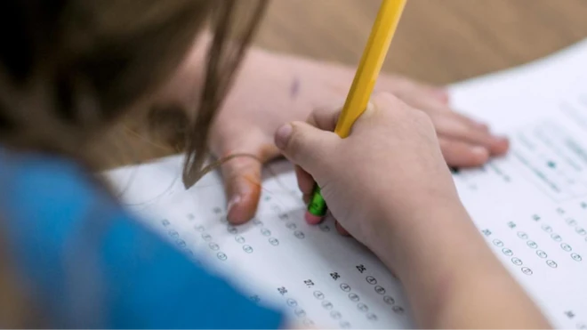 เด็กทำข้อสอบ