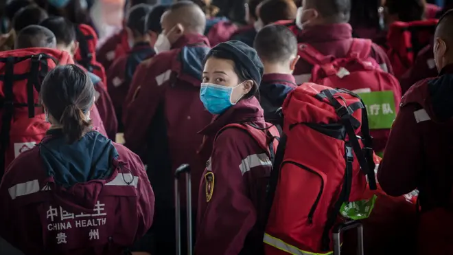 贵州医疗队成员在武汉火车站准备乘车撤离（新华社图片17/3/2020）