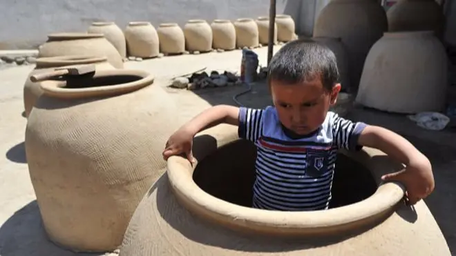 Кыргызстандан сыртка жумуш издеп кеткендердин саны жыл сайын өскөнү алар калтырган балдардын санын да көбөйтүүдө