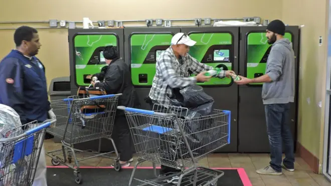 Пункт приема посуды в универмаге Walmart на Лонг-Айленде