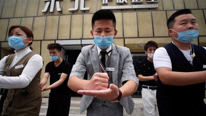 肺炎疫情受控后，中国的餐馆、理发店等商户纷纷重新开门。尽管部分地方出现了新的集群感染，这个疫情一度最为严重的国家已经开始复苏。
