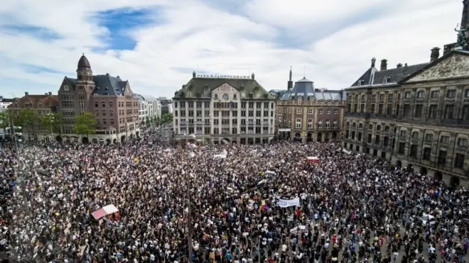 Amsterdam'daki protesto gösterisi